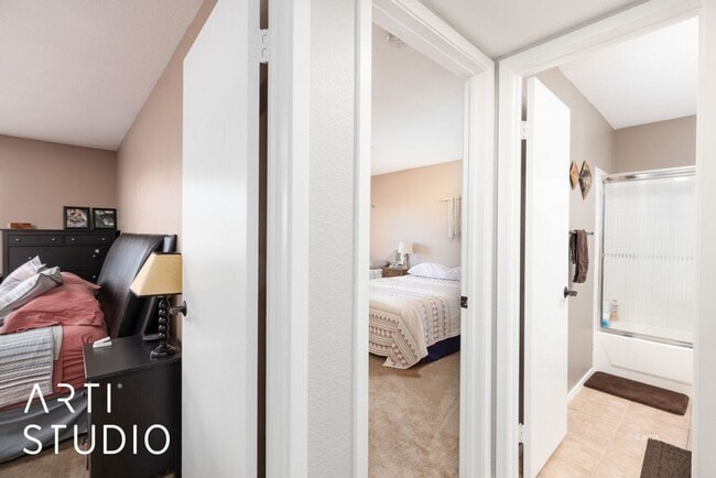 Building Photo - Beautiful 2-bedroom 2-bathroom upstairs un...