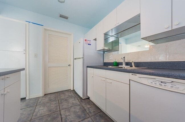 Building Photo - 1315 Bayshore Dr