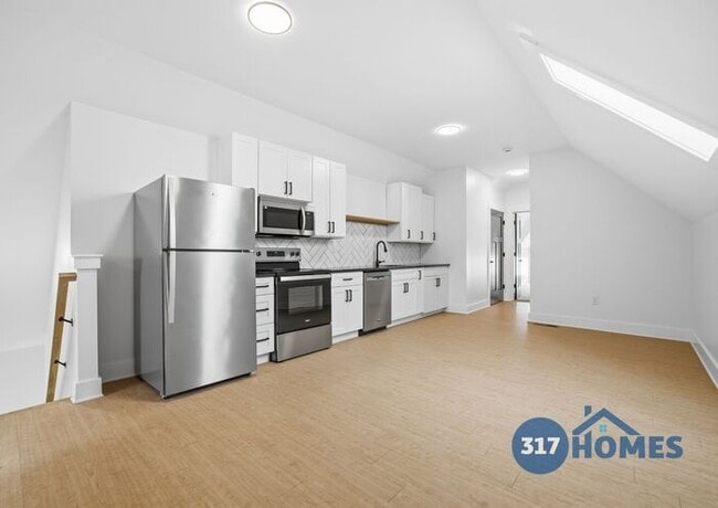 Building Photo - Modern Two Bedroom with Balcony in Holy Cross