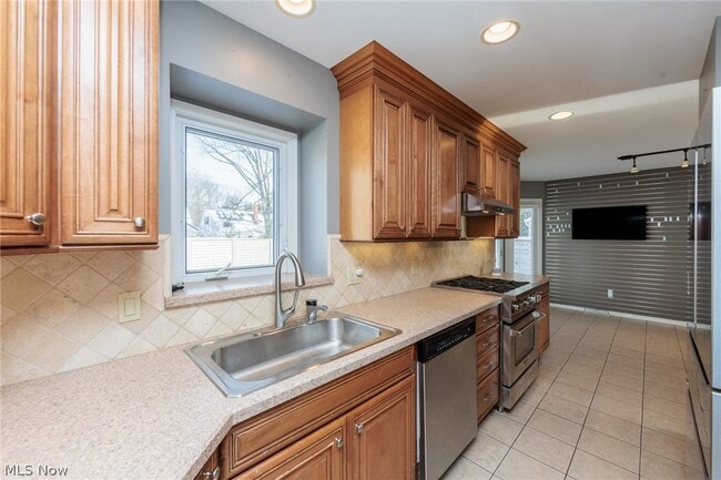 Building Photo - 23915 Glenhill Dr