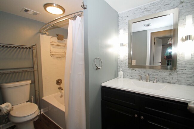 Building Photo - 1401 Charlemagne Cir