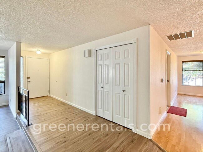 Building Photo - Cozy Meets Convenient in This Lacey Charme...