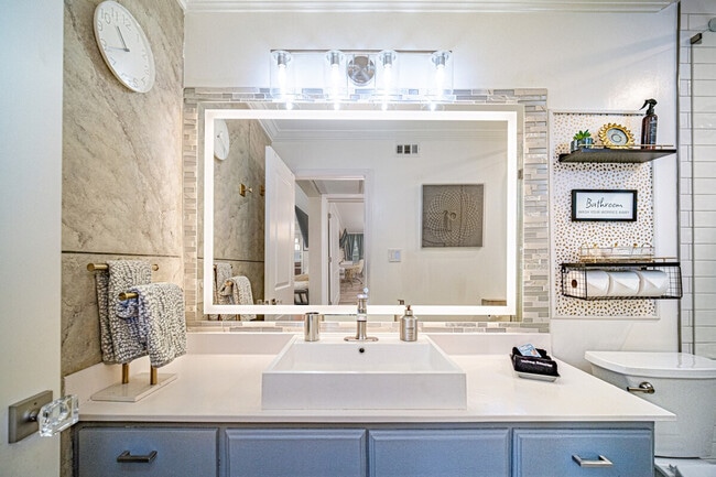 Building Photo - 910 Duncan Ln