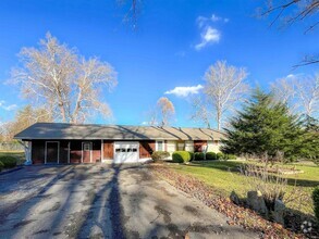 Building Photo - Available Immediately / 3 bed 1 bath unit