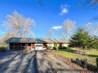 Building Photo - Available Immediately / 3 bed 1 bath unit