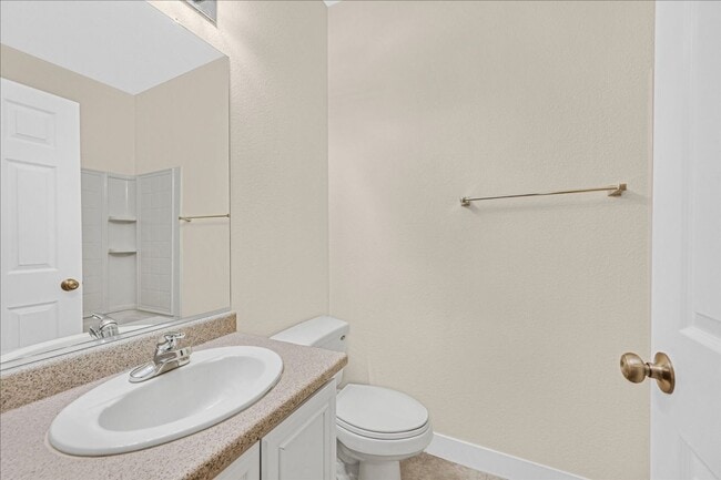 Building Photo - Spacious 2 bedroom condo with attached condo