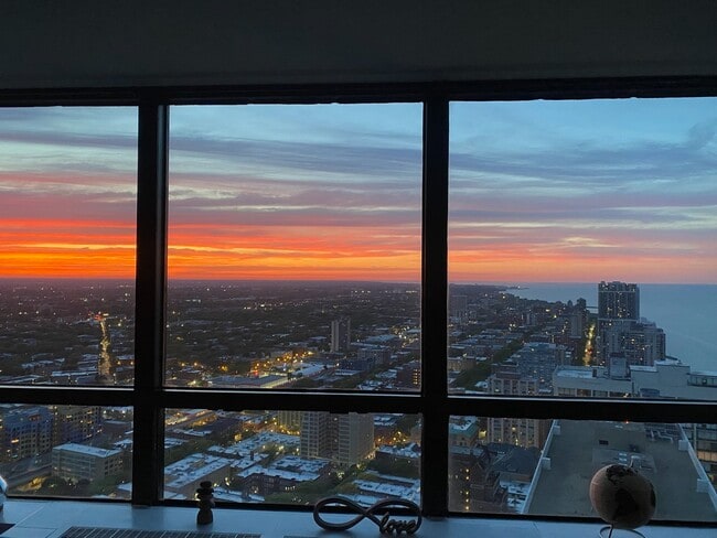 Building Photo - 5415 N Sheridan Rd