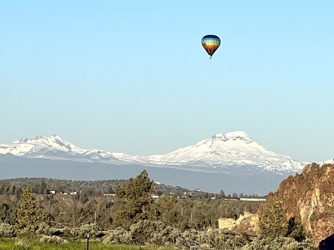 Building Photo - Charming Historical Home, Desirable Downtown Location. Flexible Lease Terms, 30-day Min. All Util...