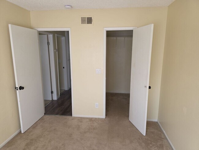 Building Photo - Desirable one level condo near pool