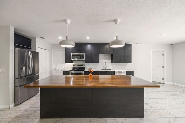 Building Photo - Pool Home