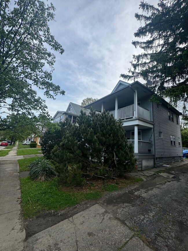 Building Photo - 2833 E 127th St