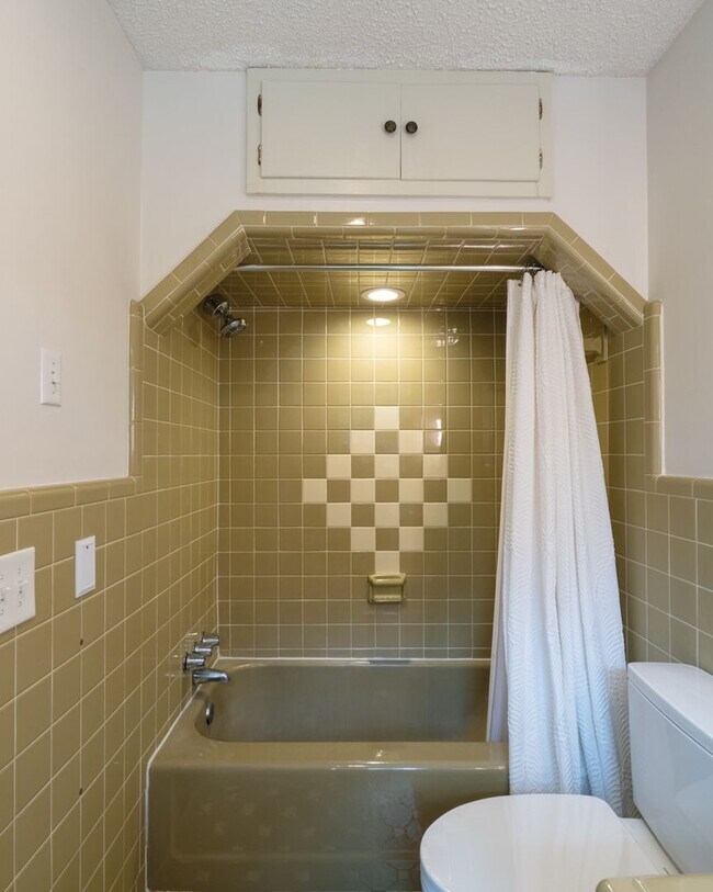 Building Photo - Single Family Home on almost an acre, 4 be...