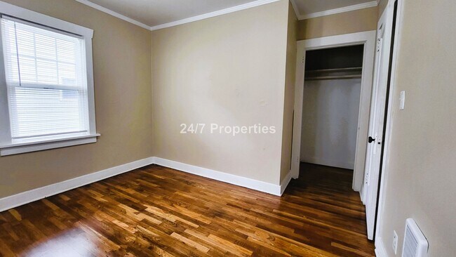 Building Photo - Vintage 1 BD | 1 BA End Unit - Hawthorne B...