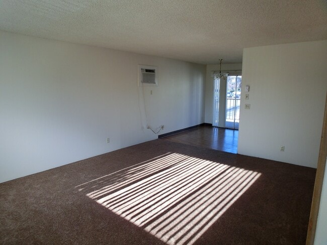Building Photo - Great centrally located apartment!