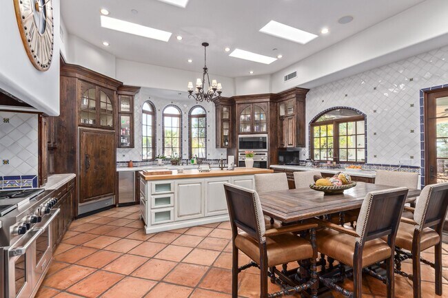 Building Photo - MUST SEE!!! FULLY-FURNISHED LUXURIOUS 6 Be...