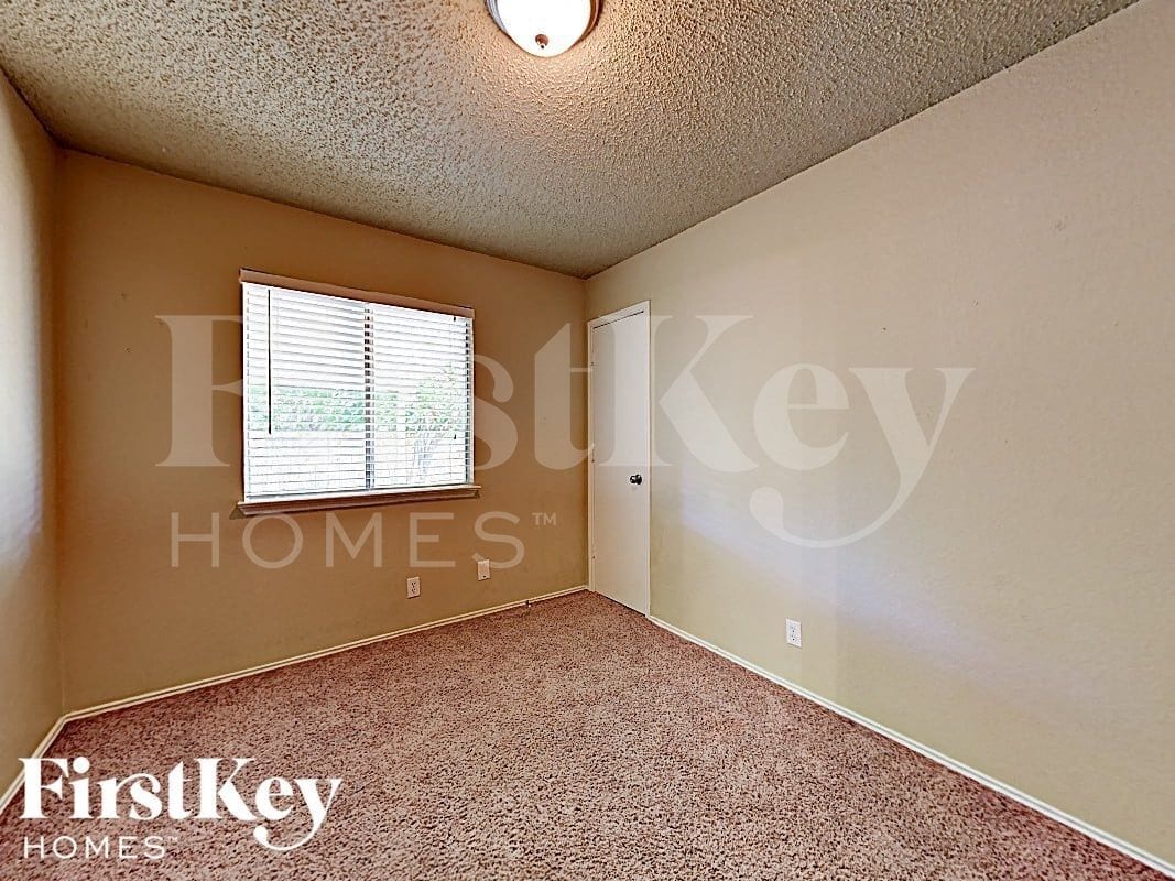 Building Photo - 1409 Grovecrest Dr