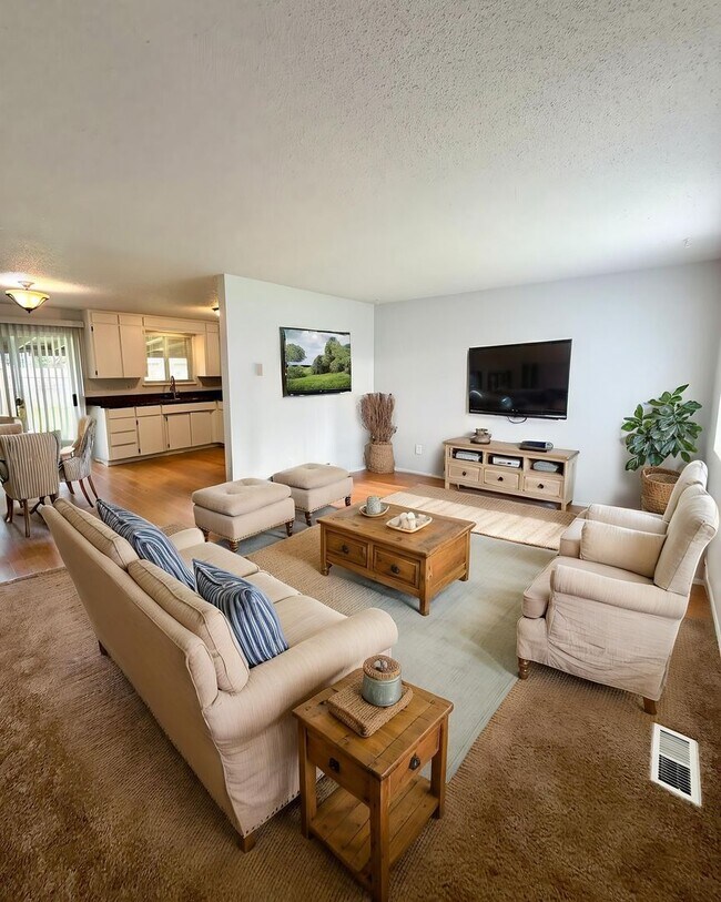 Building Photo - $250 OFF 1st Full Month's Rent!  Spanaway Area 3 Bedroom Rambler