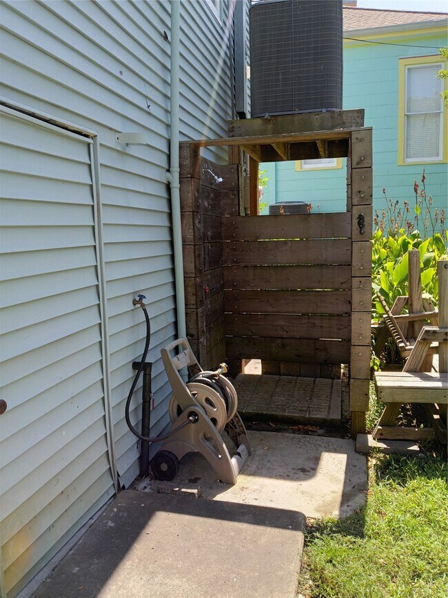 Building Photo - 2924 1/2 Bernardo De Galvez Ave