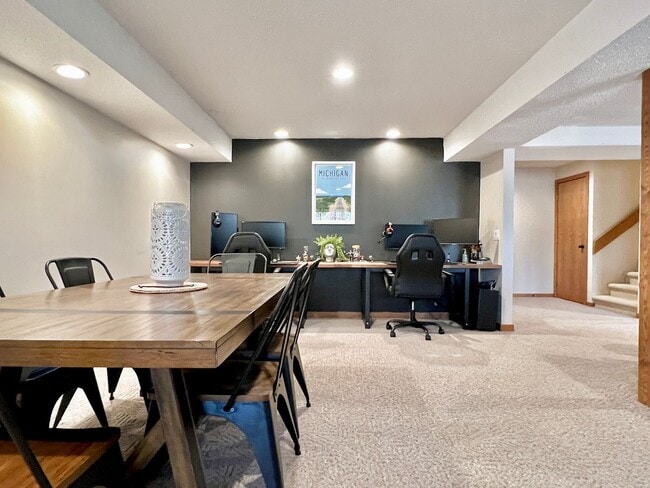 Building Photo - 6245 Summit Ct