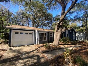 Building Photo - Gorgeous 3 Bedroom 2 Bathroom Single-Family!