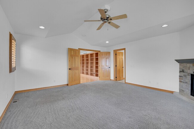 Building Photo - 556 Ridgeside Dr