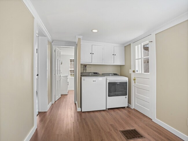 Building Photo - 575 Black Rock Tpke