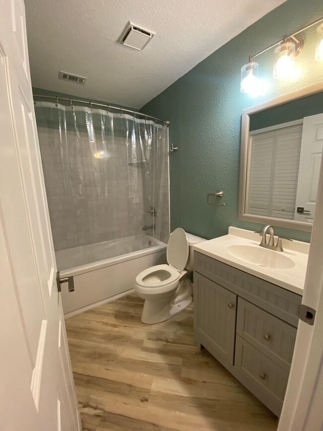 Building Photo - FULLY REMODELED VILLA IN REGENT PARK!!!!