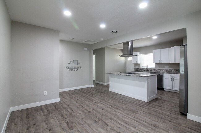 Building Photo - 308 N 12th Ave