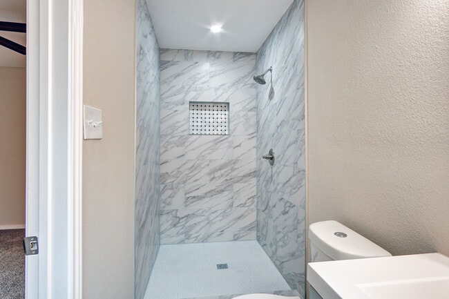 Building Photo - 2402 Ozark Dr