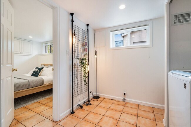 Building Photo - 2403 7th Ave W