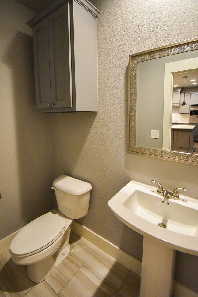 Building Photo - Stunning 3 Bedroom, 2.5 Bathroom Home in F...