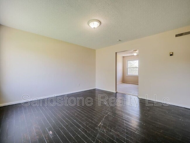 Building Photo - 956 N Central Dr