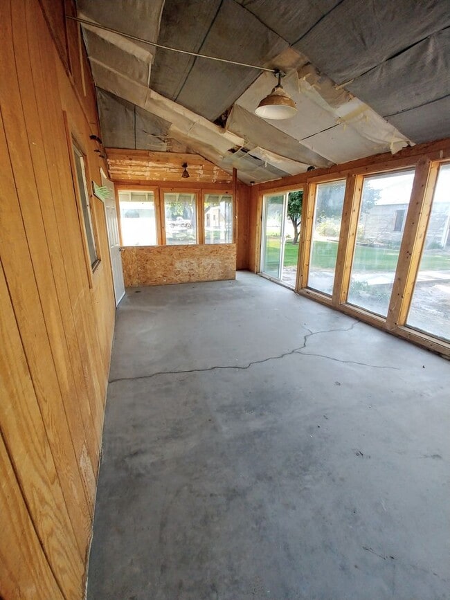 Building Photo - 2 Bed, 1 Bath Home with Covered Patios