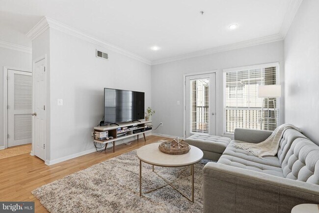 Building Photo - 4852 Eisenhower Ave