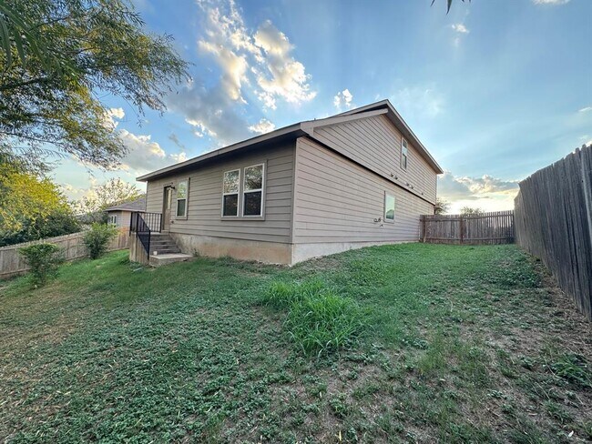 Building Photo - 117 Kemah Ln