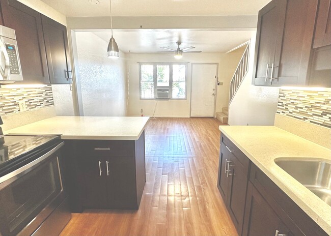 Building Photo - SPACIOUS TOWNHOUSE 2 BED/1.5 BATH/1 PRKG, ...