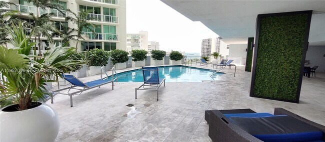 Building Photo - 170 SE 14th St