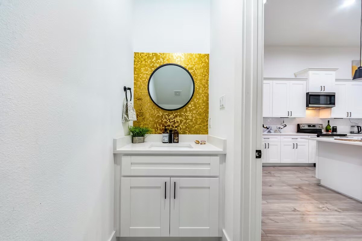 powder room - 2802 Campbell St