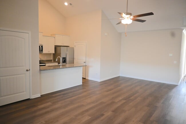 Building Photo - 983 Manitou Cir