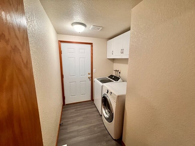 Building Photo - 3Bed 2Bath Single Level Avail. April 7th Move-In