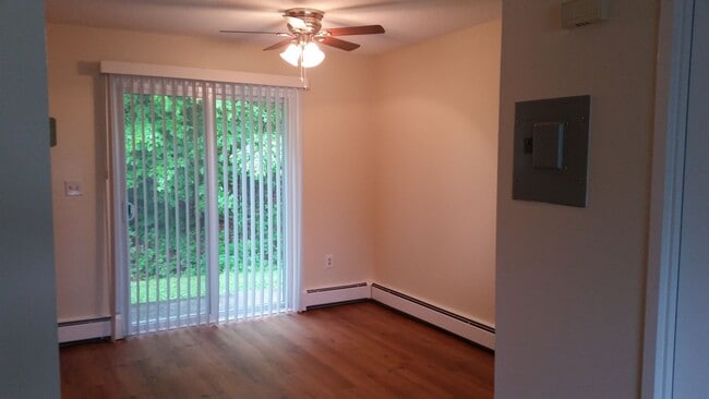 Building Photo - Spacious 2-Bedroom Townhouse