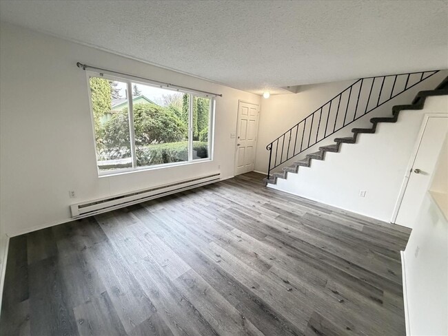 Building Photo - $2100 / 2br - 789 ft2 - Townhome/garage/fenced yard