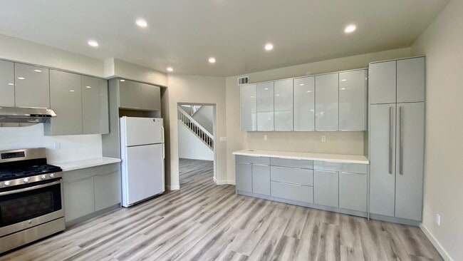 Building Photo - 115 Keil Bay