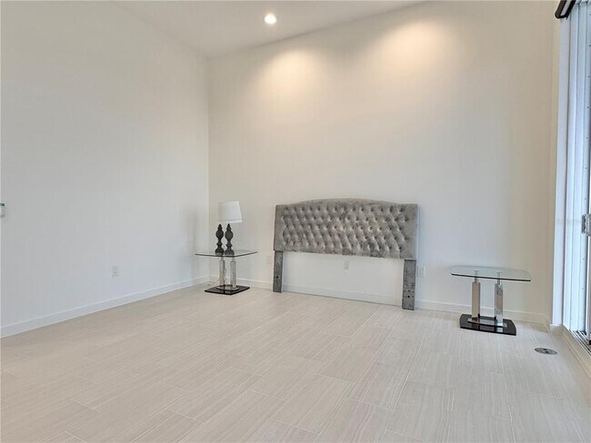 Building Photo - 920 N Osceola Ave