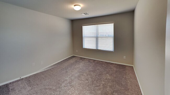 Building Photo - Very Nice 4 bedroom 2 bath home in Harrah ...