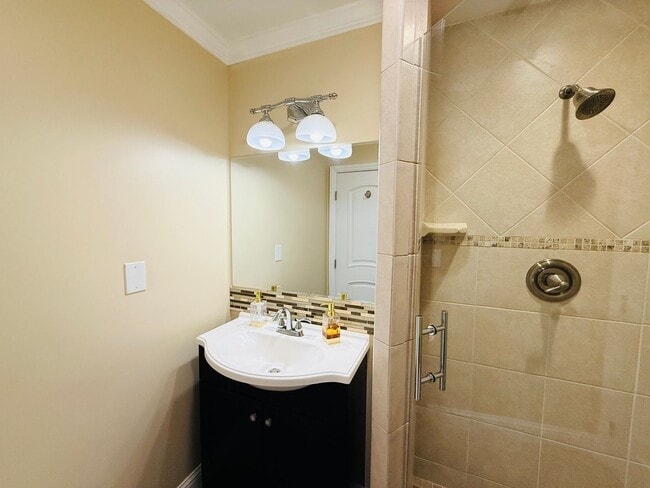 Building Photo - Great 1 Bedroom Home With In Unit Laundry and Private Patio in Menlo Park