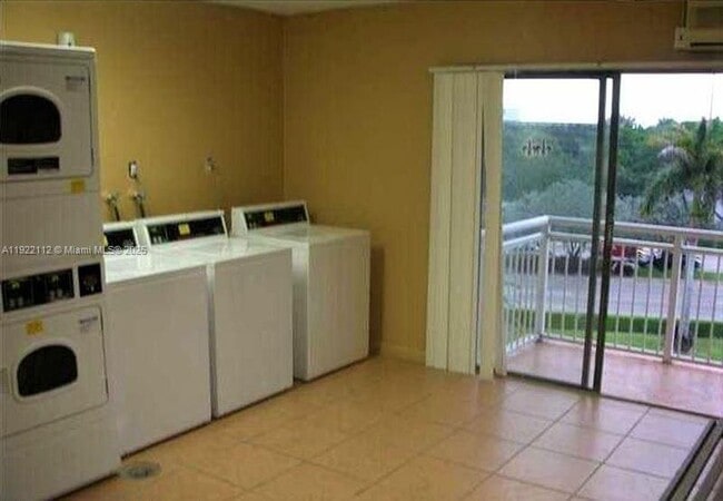 Building Photo - 405 S Pine Island Rd