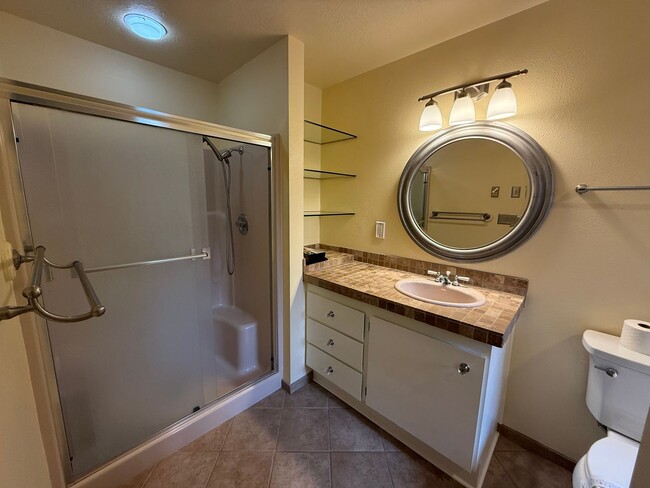 Building Photo - 2 Bed/2.5 Bath Townhome with Garage, Pool and Tennis Court
