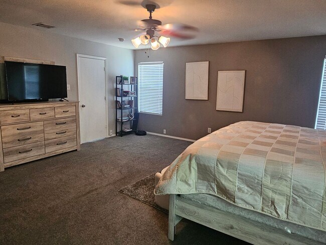 Building Photo - 3 BR/2.5BA | Updated Single Family Home | 2-Car Garage Parking | In Grand Prairie!