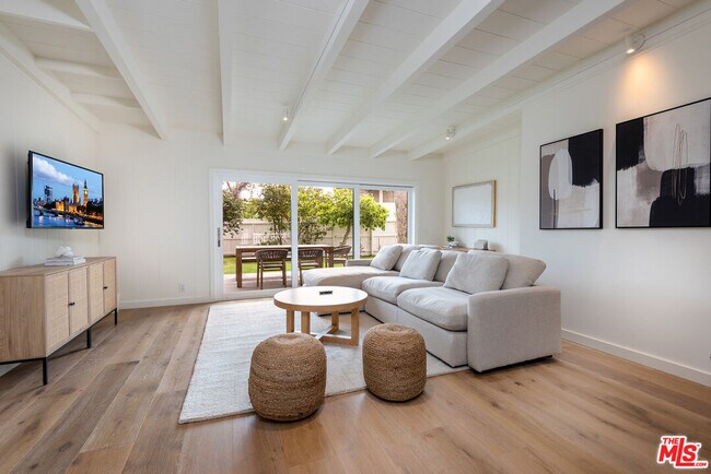 Building Photo - 527 S Bentley Ave